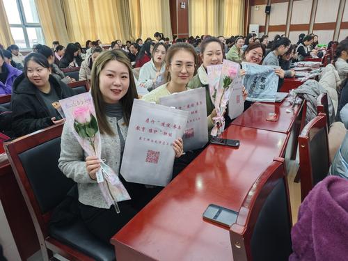 第十师北屯市总工会及师市妇联为师市广大女职工们准备节日礼品袋和花束
