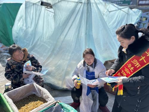 图为181团社保所与民生服务中心发放宣传手册