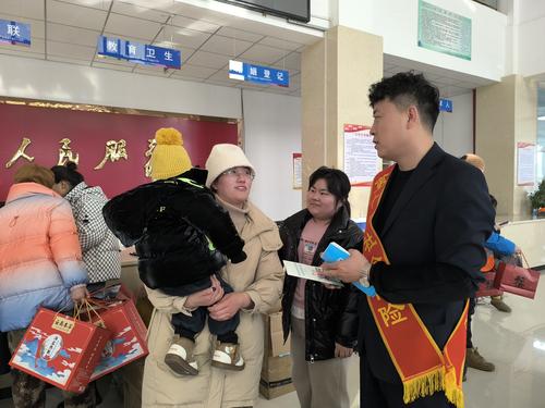 图为186团社保所工作人员向职工群众宣传个人养老金政策