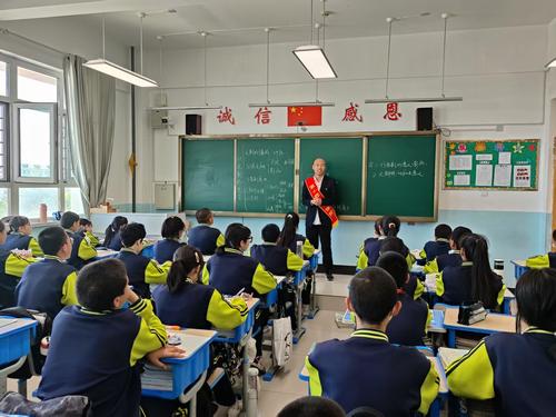 图为188团社保所工作人员向学生们宣传社保政策