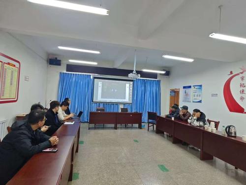 北大荒集团技术人员在184团8连为为职工讲解师市农业数字化平台使用操作功能