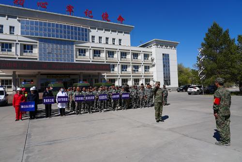 集结待命。谢国庆摄