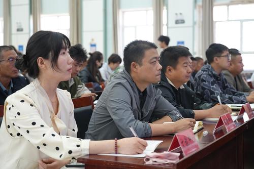 参学人员仔细聆听。谢国庆摄