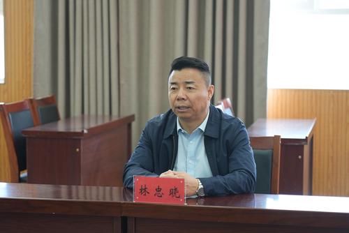 一八二团党委书记、政委林忠晓交流座谈中。谢国庆摄
