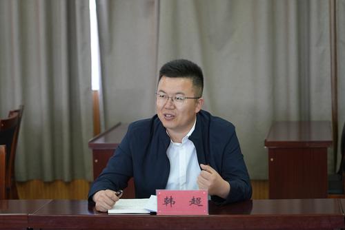 喀拉玛盖镇党委书记韩超交流座谈中。谢国庆摄