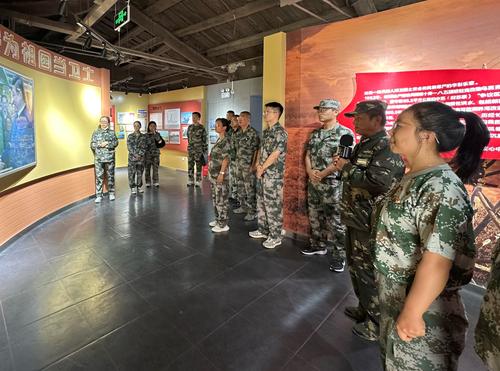图为7月9日新发展党员在红色教育基地认真聆听兵团故事