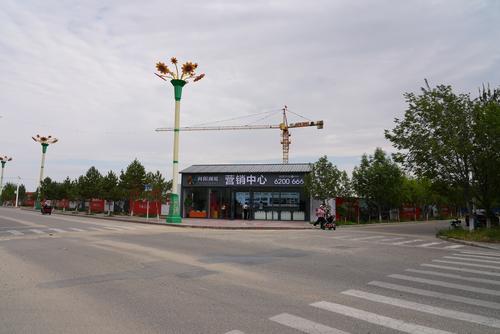 图三：向阳澜庭花园洋房小区售房部。谢国庆摄