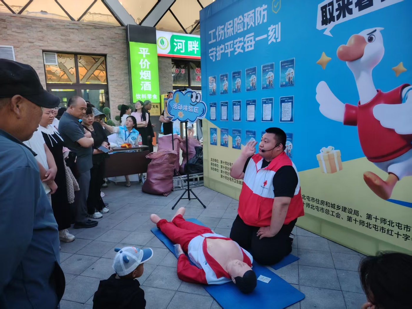 图为卫健委专业人员现场进行心肺复苏（CPR）、止血包扎、海姆立克急救法实操训练，推动工伤预防知识真正“入脑入心”。