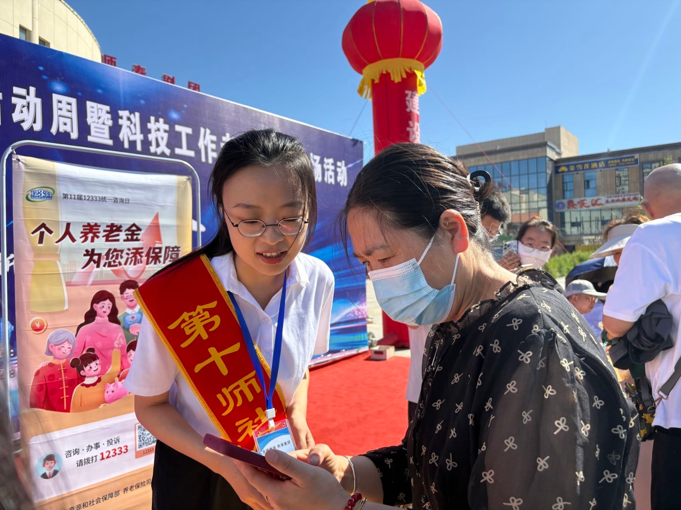 图为十师社保中心工作人员向群众宣传社保政策。