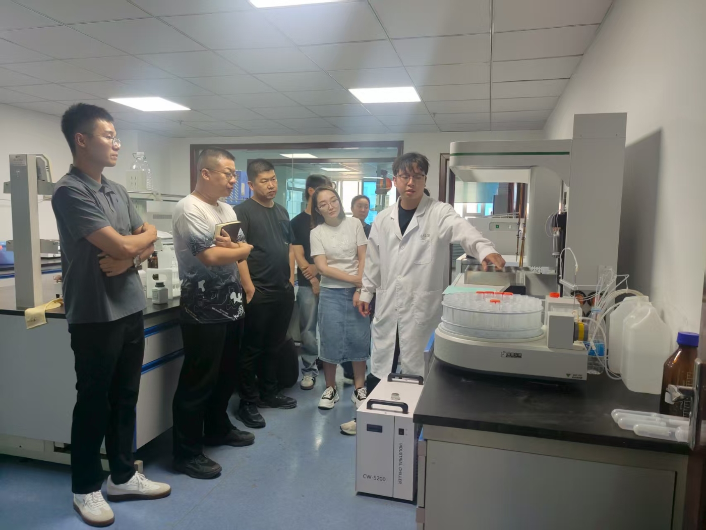 兵团生态环境第一监测站技术人员向第十师生态环境监测站介绍仪器设备-王令胜摄影