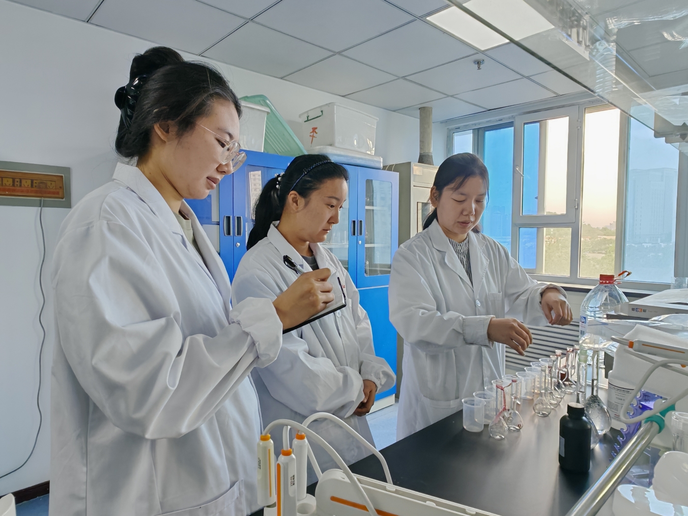 兵团生态环境第一监测站工作人员与第十师生态环境监测站工作人员开展一对一业务指导-王令胜摄影