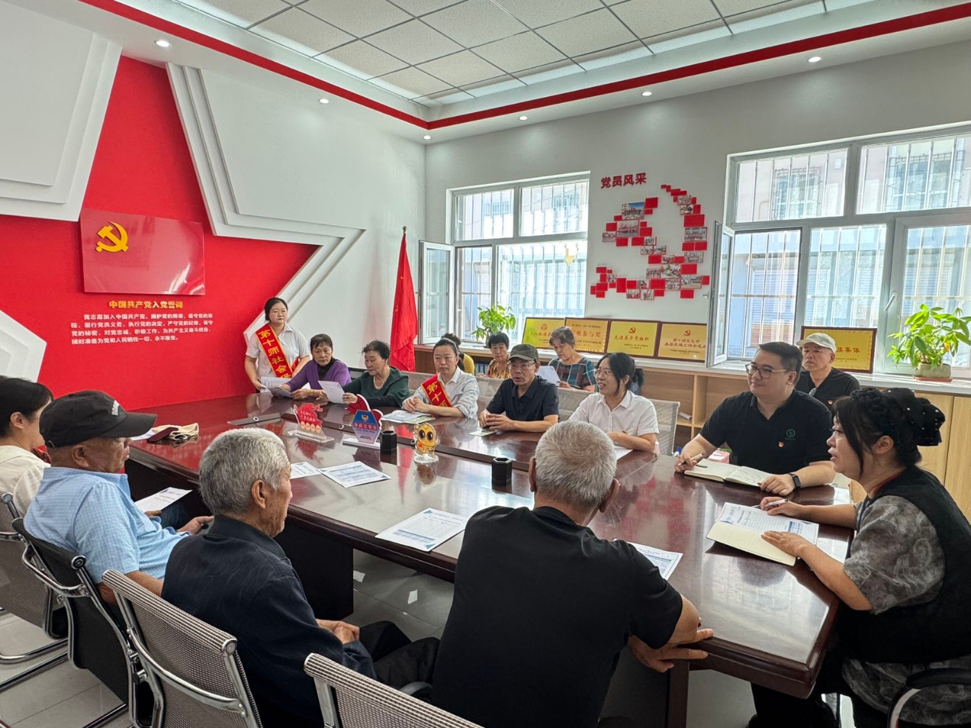 图为第十师北屯市社保中心党支部在博望西街社区开展民情恳谈会。
