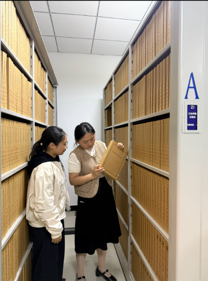 图为2025年9月4日，第十师北屯市社保中心开展“传帮带”活动，业务骨干为新入职人员传授档案信息管理的经验