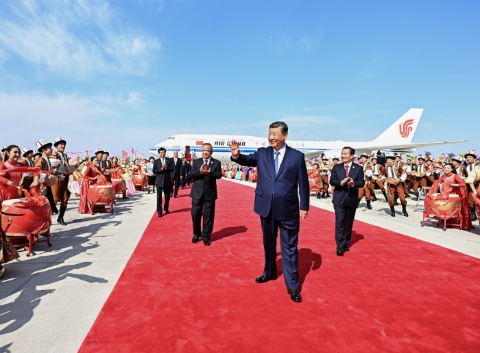 图讯丨习近平率中央代表团抵达乌鲁木齐出席新疆维吾尔自治区成立70周年庆祝活动