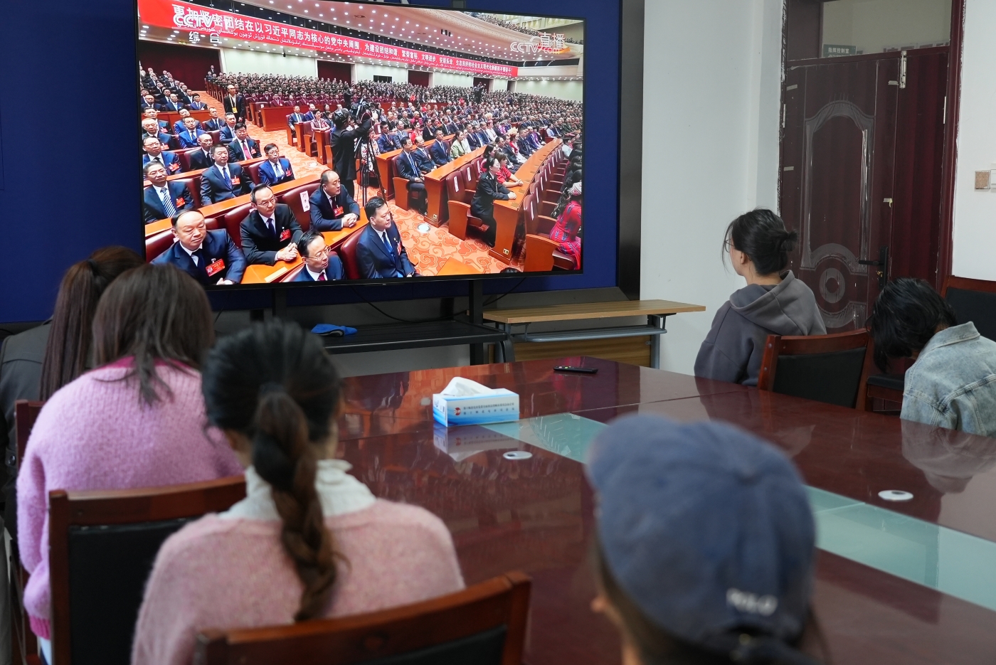 一八二团干部群众收看新疆维吾尔自治区成立70周年大会直播。谢国庆摄3 一八二团干部群众收看新疆维吾尔自治区成立70周年大会直播。谢国庆摄3