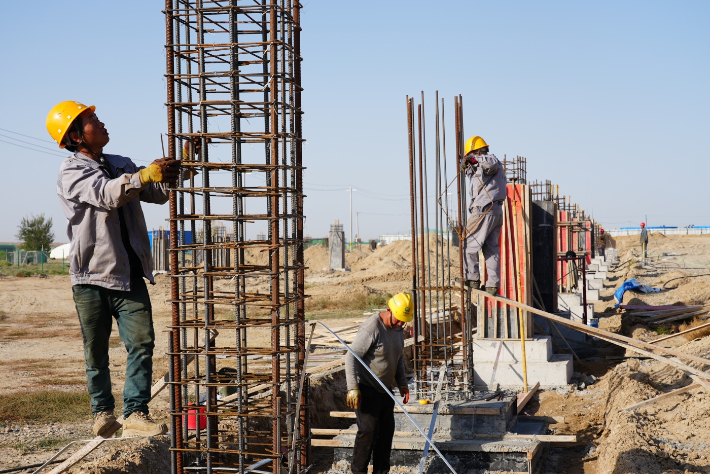 一八二团特色冷水鱼RAS养殖工厂项目施工现场。谢国庆摄