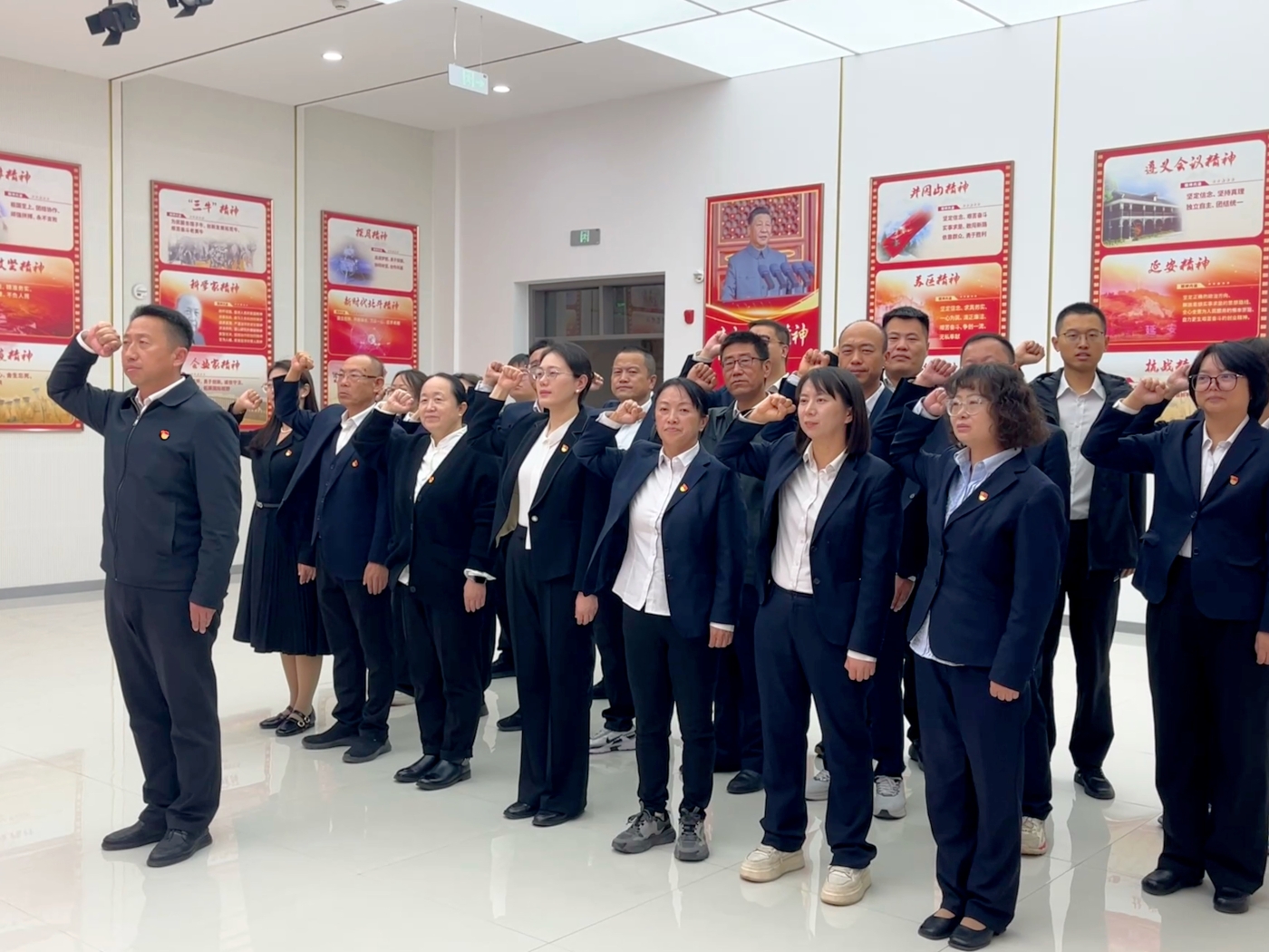 图为2025年9月30日师市社保中心党员干部重温入党誓词。