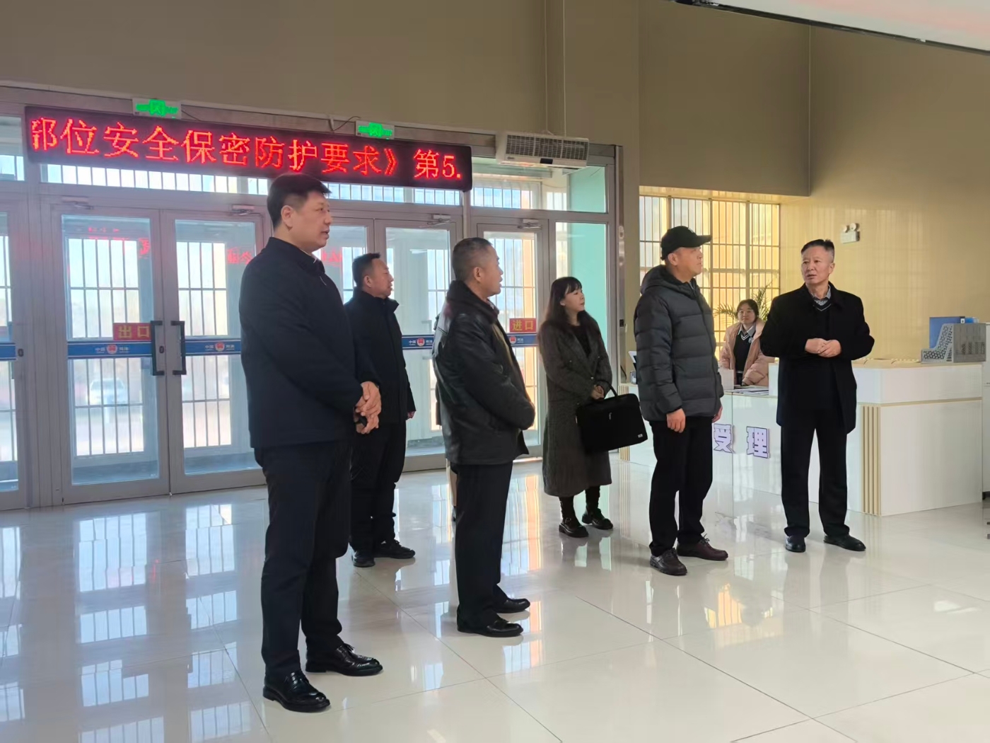 调研组在十师综治中心调研