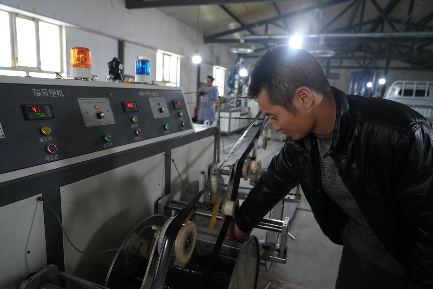 工作人员正在检查生产设备运行情况。谢国庆摄 工作人员正在检查生产设备运行情况。谢国庆摄