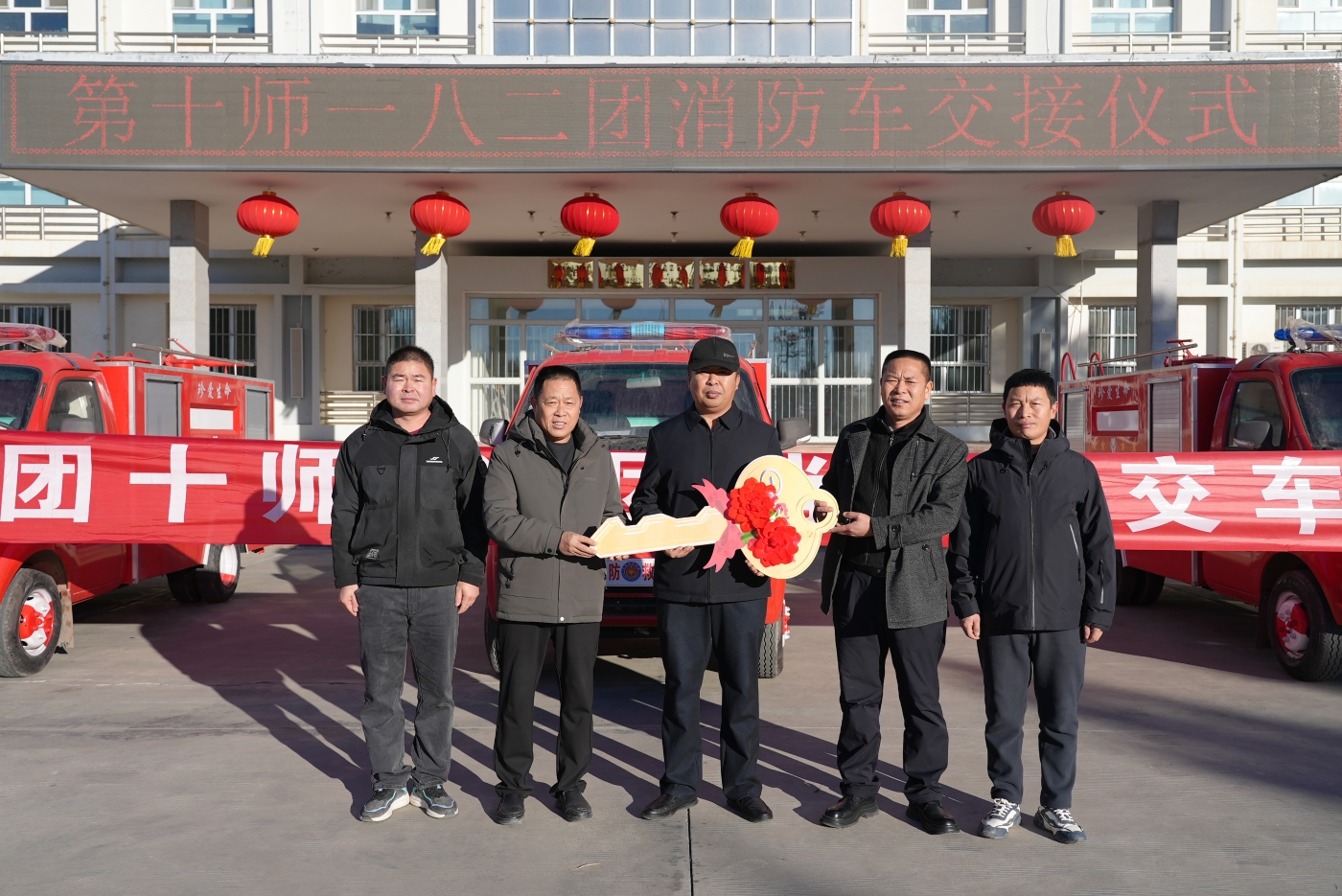 消防车交接仪式。谢国庆摄