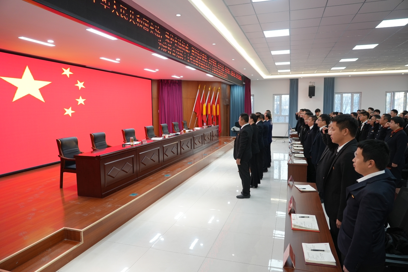 举行宪法宣誓仪式。谢国庆摄 举行宪法宣誓仪式。谢国庆摄