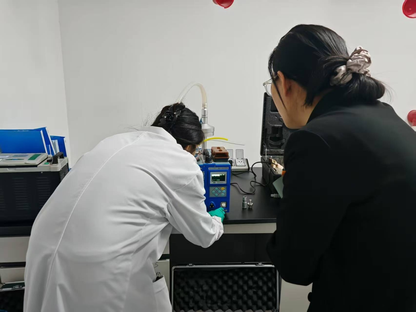 考官进行实操考核2