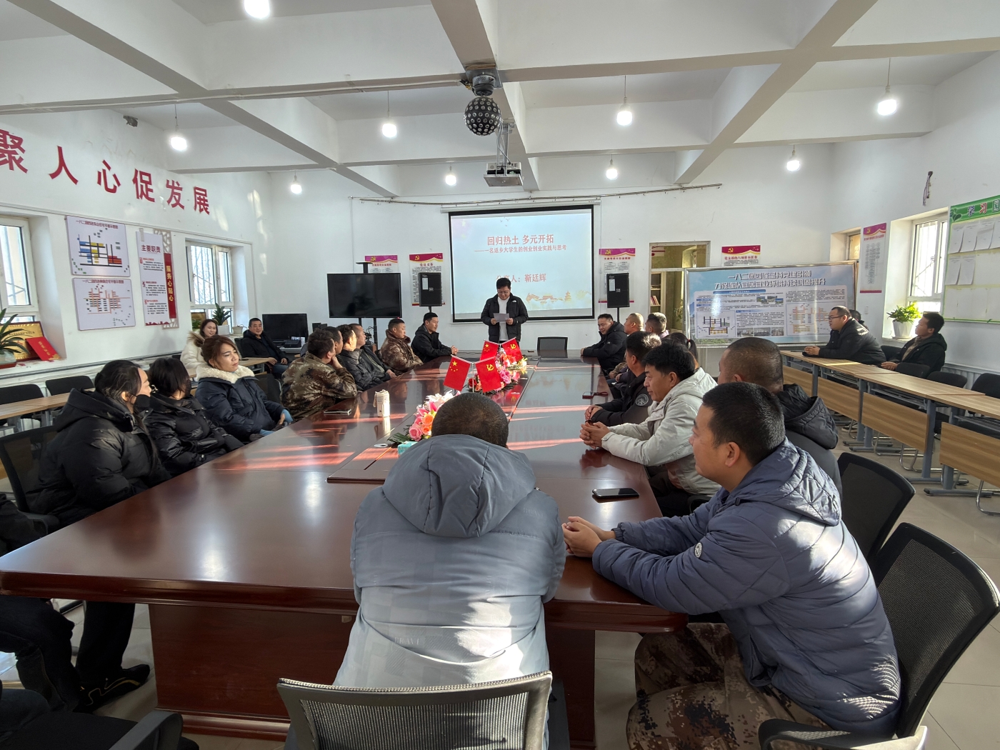 一八二团四连在开展增收致富先进典型宣讲活动。李杰摄