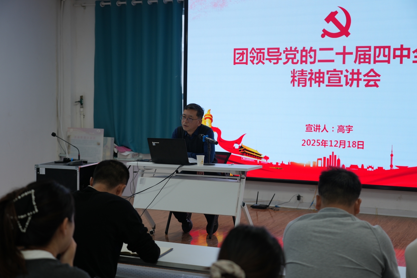 一八二团党委副书记、副政委高宇在社区宣讲。谢国庆摄