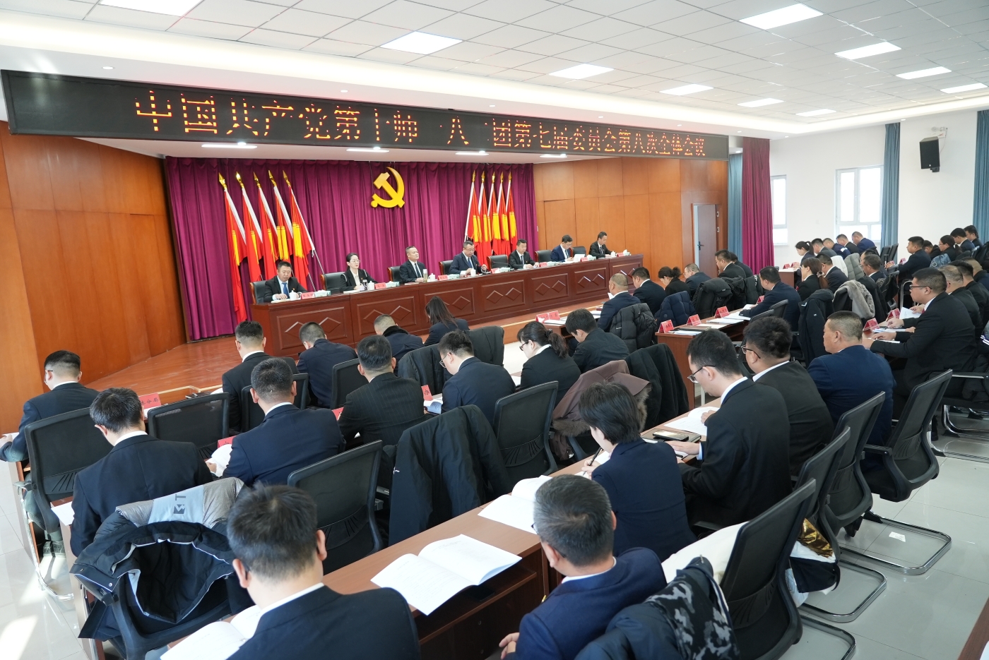 一八二团第七届委员会第八次全体会议。谢国庆摄