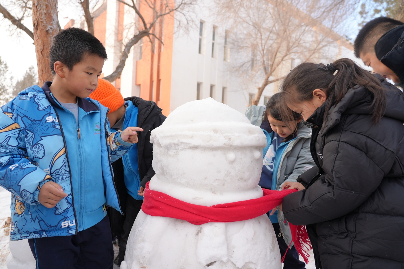 装扮雪人,一起迎新年。谢国庆摄 装扮雪人,一起迎新年。谢国庆摄