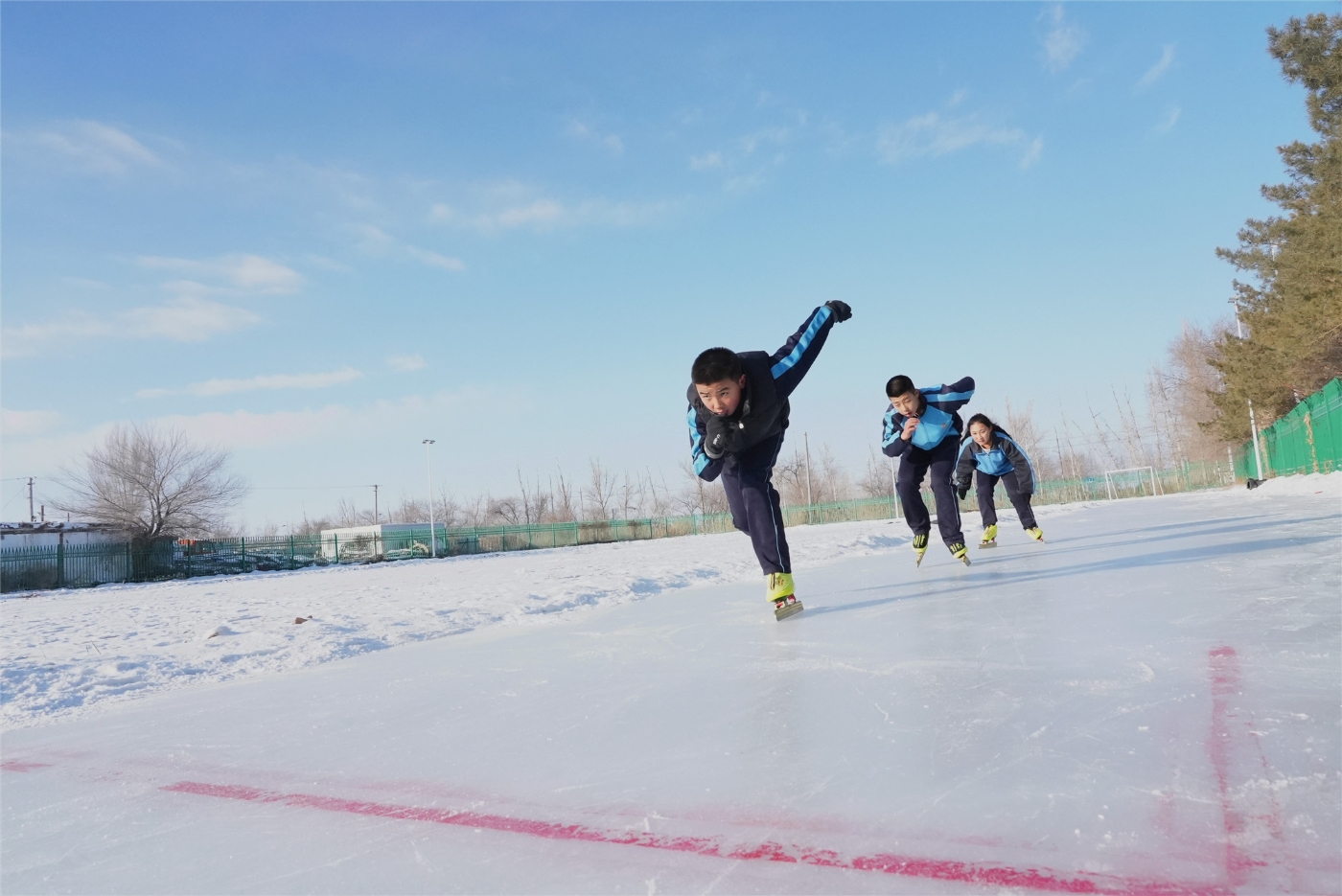 小队员在冰面上反复打磨每一个动作。谢国庆摄