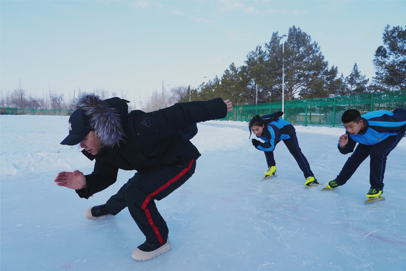 援疆教师孟祥东（左一）给队员示范动作。谢国庆摄