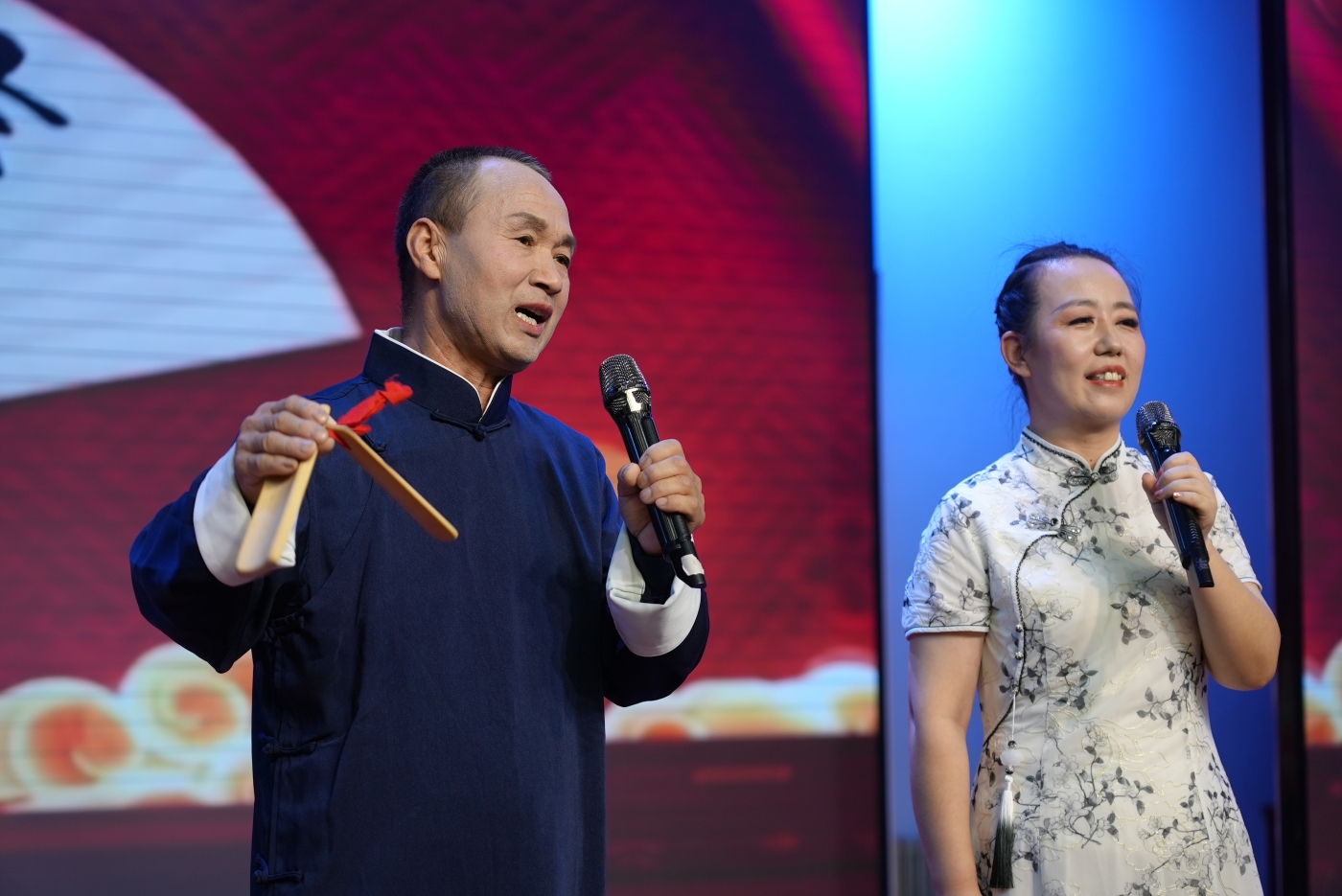 职工樊文清（左）正在表演快板说唱节目。谢国庆摄