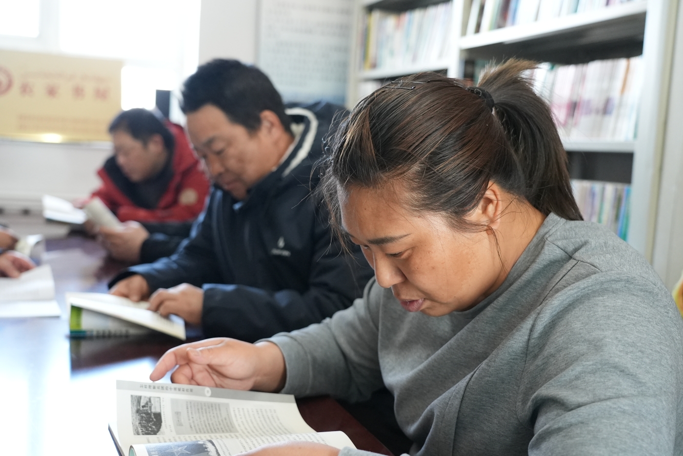 认真阅读农业科技书。谢国庆摄 认真阅读农业科技书。谢国庆摄