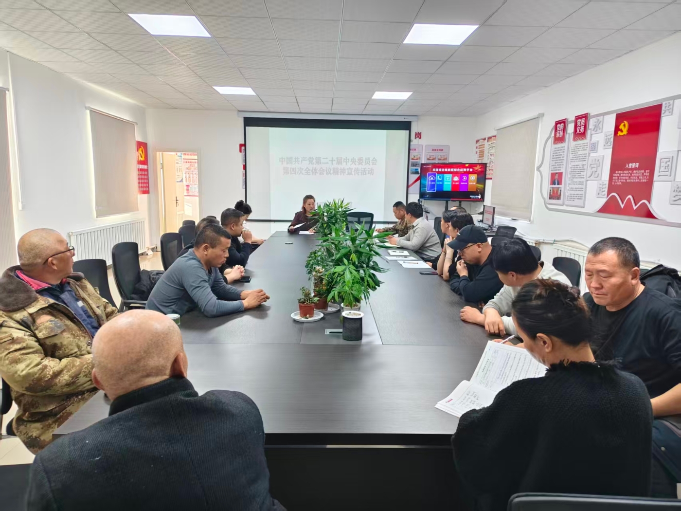 一八二团六连党支部组织宣讲党的二十届四中全会精神。李嘉乐摄 一八二团六连党支部组织宣讲党的二十届四中全会精神。李嘉乐摄
