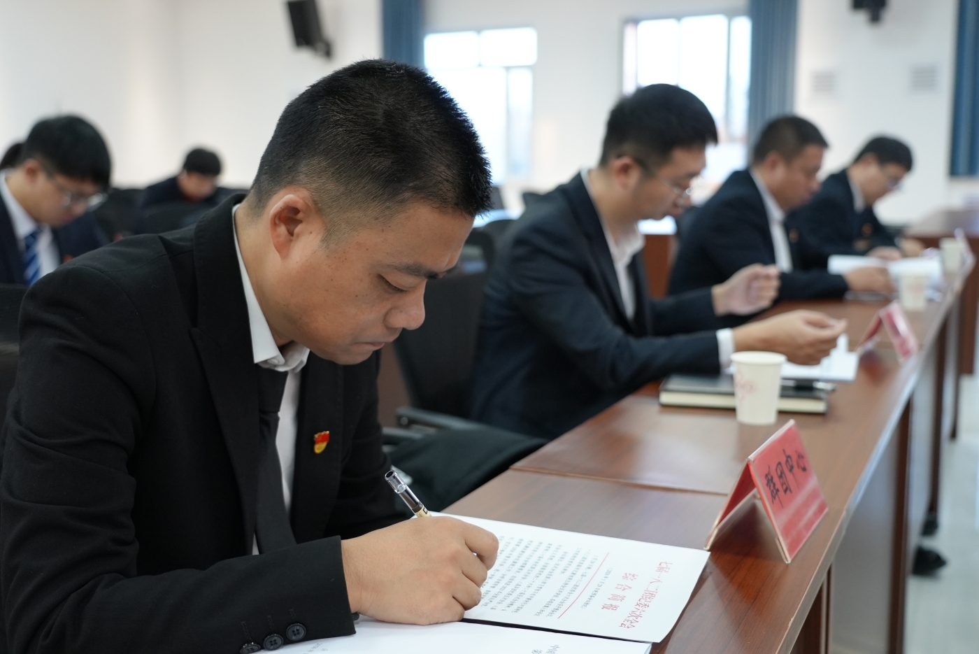 认真记录会议要点。谢国庆摄 认真记录会议要点。谢国庆摄