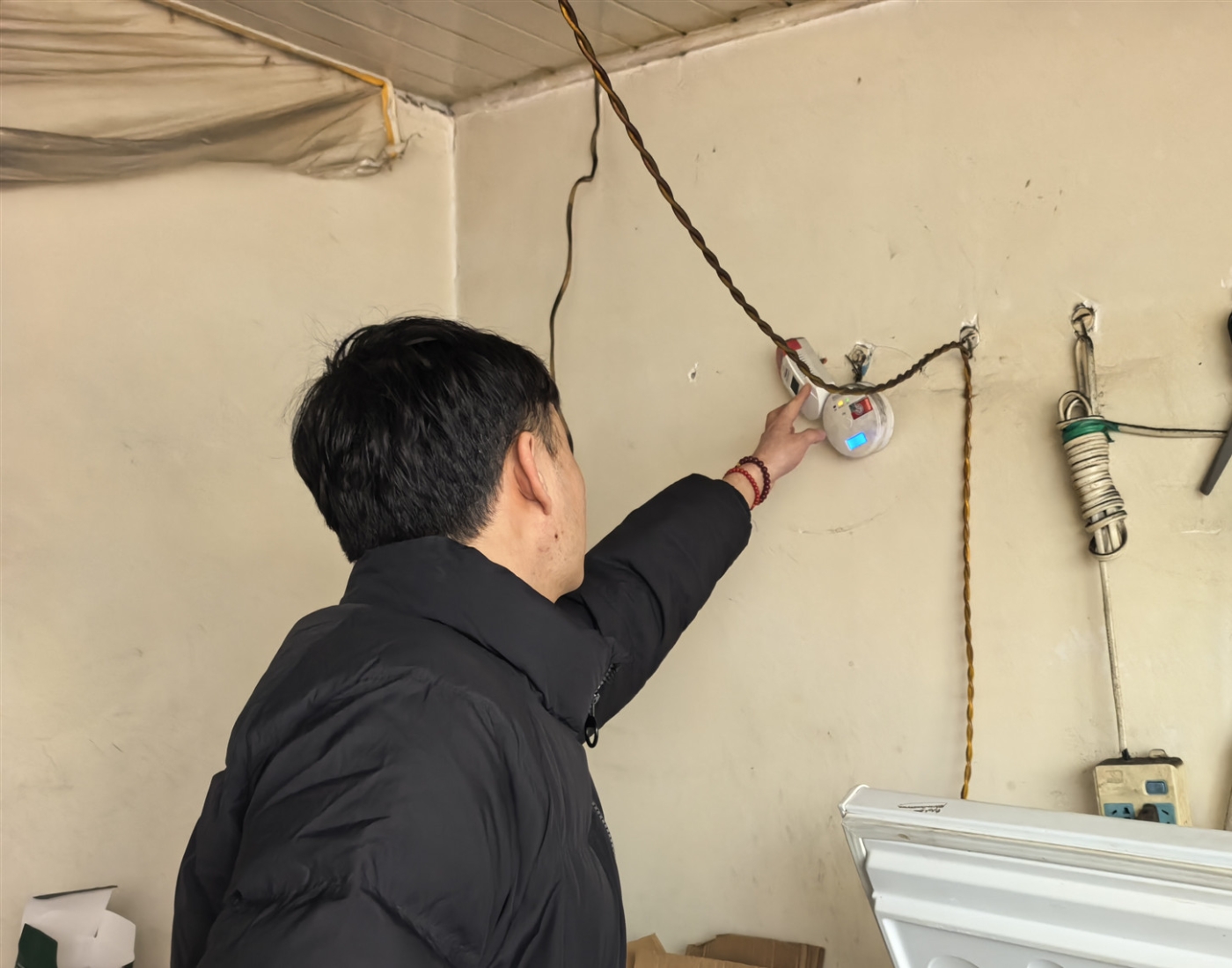 社区工作人员逐户查看，不留死角。冯超摄