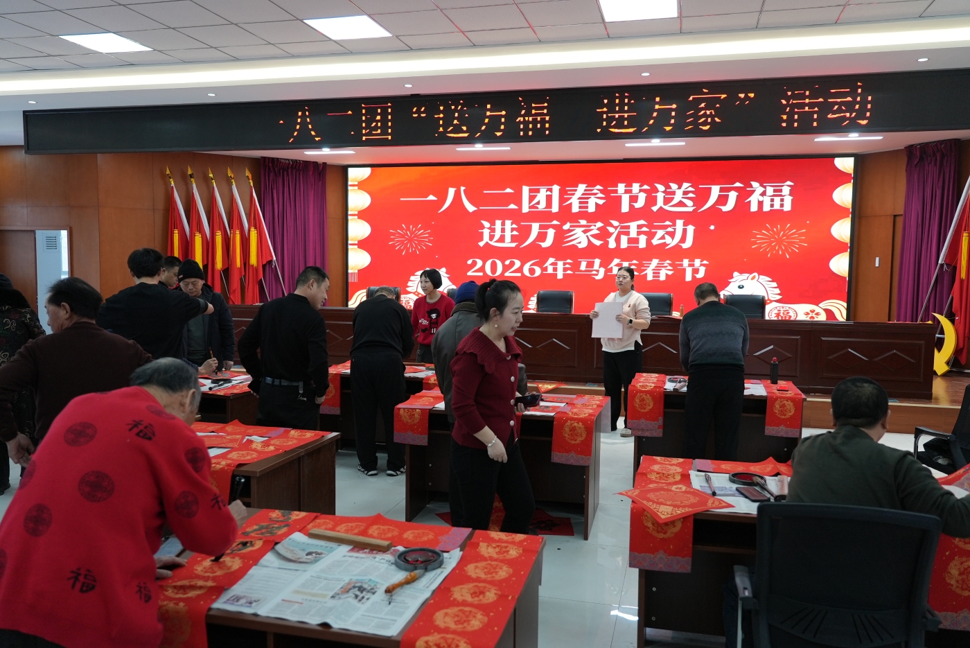 送万福、进万家活动现场。谢国庆摄