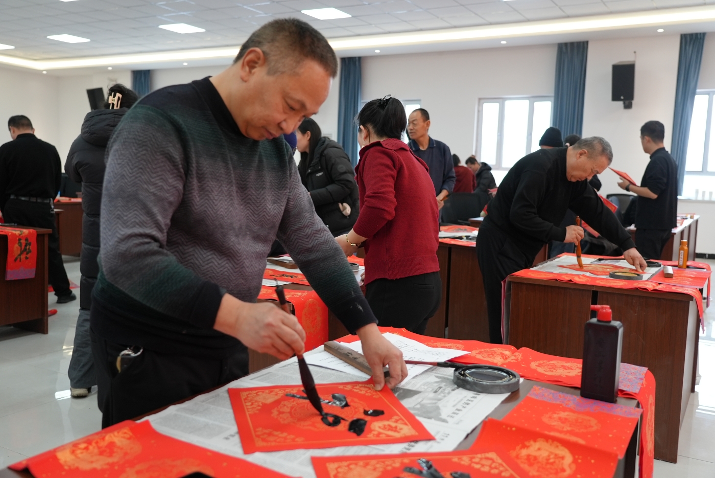 师市文联书法家协会的老师现场写福送福。谢国庆摄