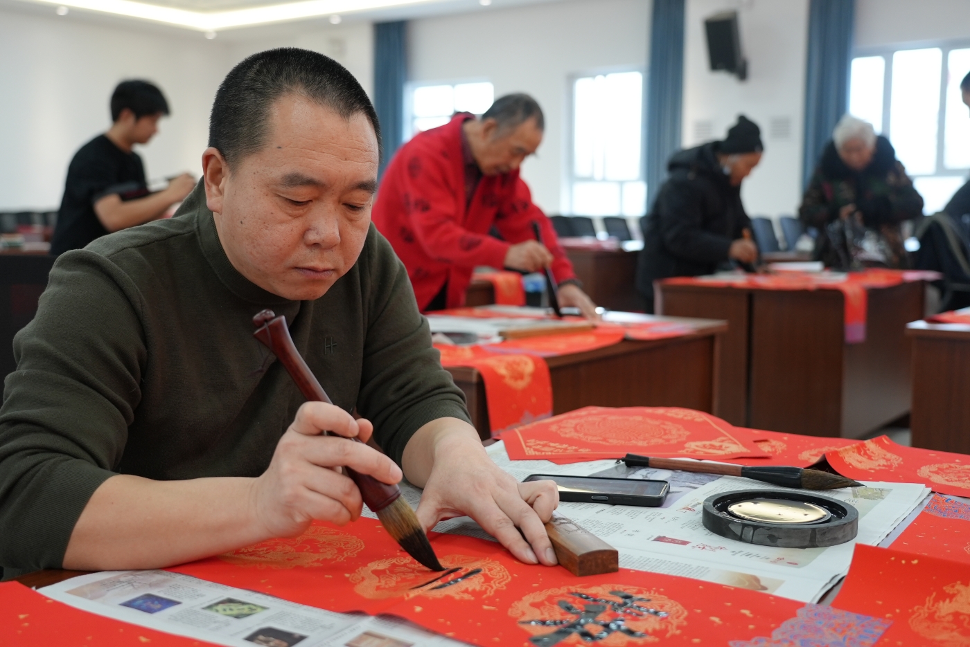 团场书法爱好者挥毫泼墨。谢国庆摄