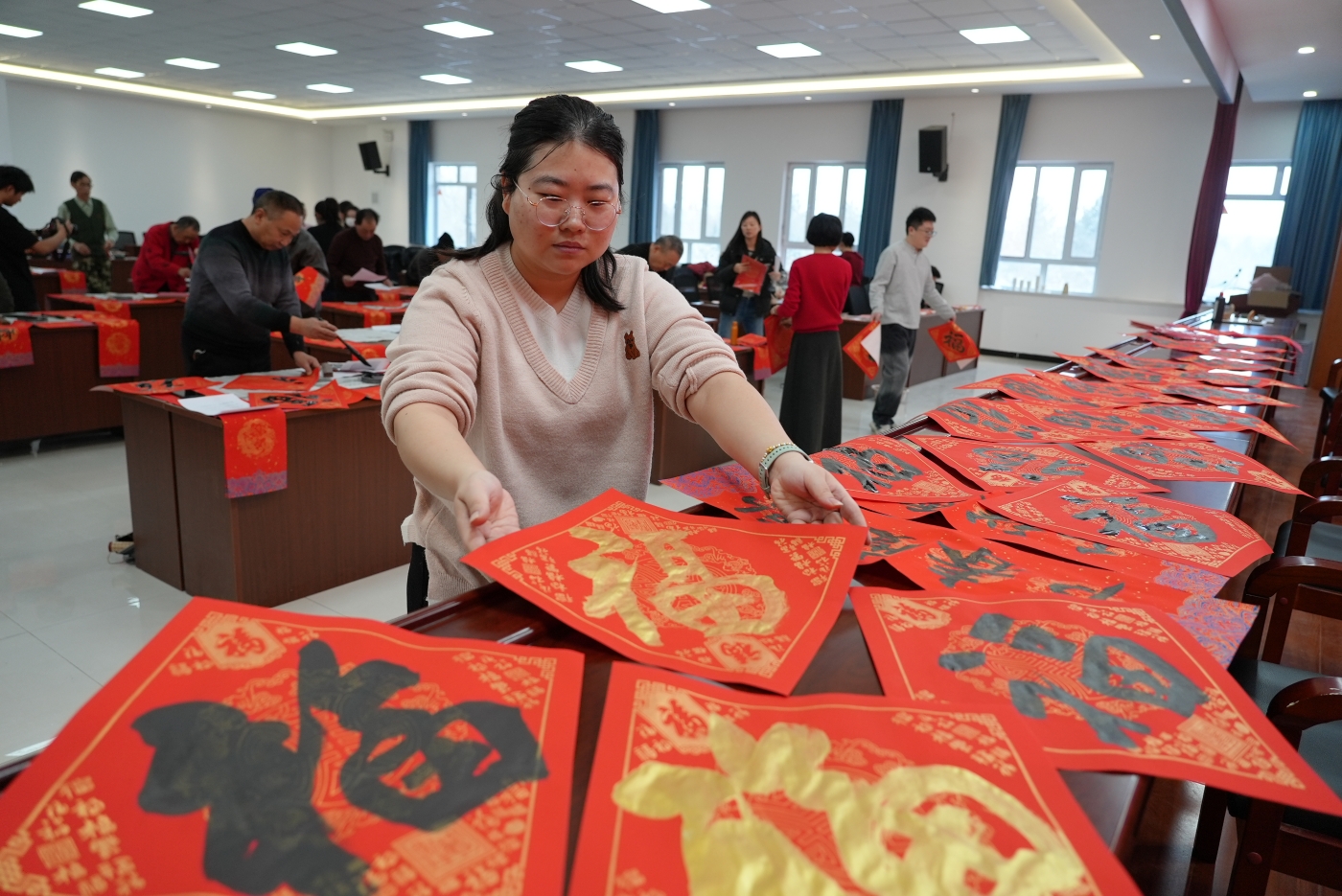 整理晾“晒”福字。谢国庆摄