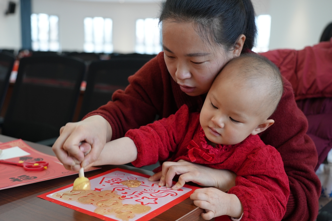 “拓印”从娃娃教起。谢国庆摄