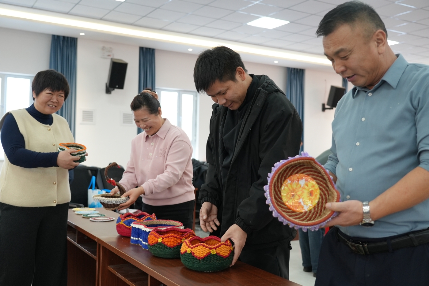 欣赏手工编织作品。谢国庆摄