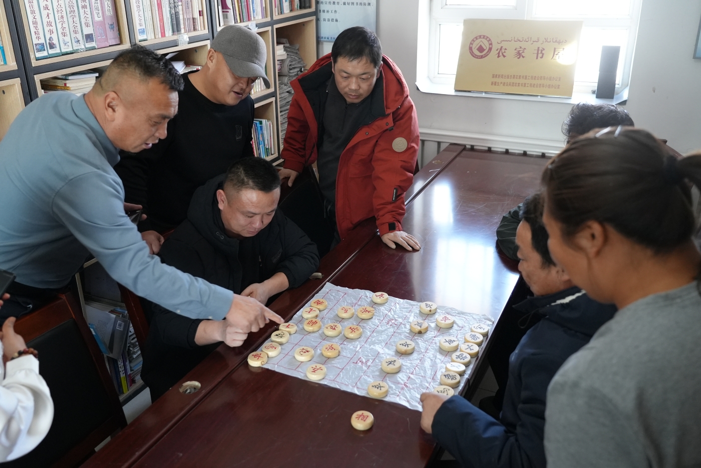 2月6日，一八二团七连文化书屋里职工切磋技艺，享受茶余饭后的乐趣。谢国庆摄