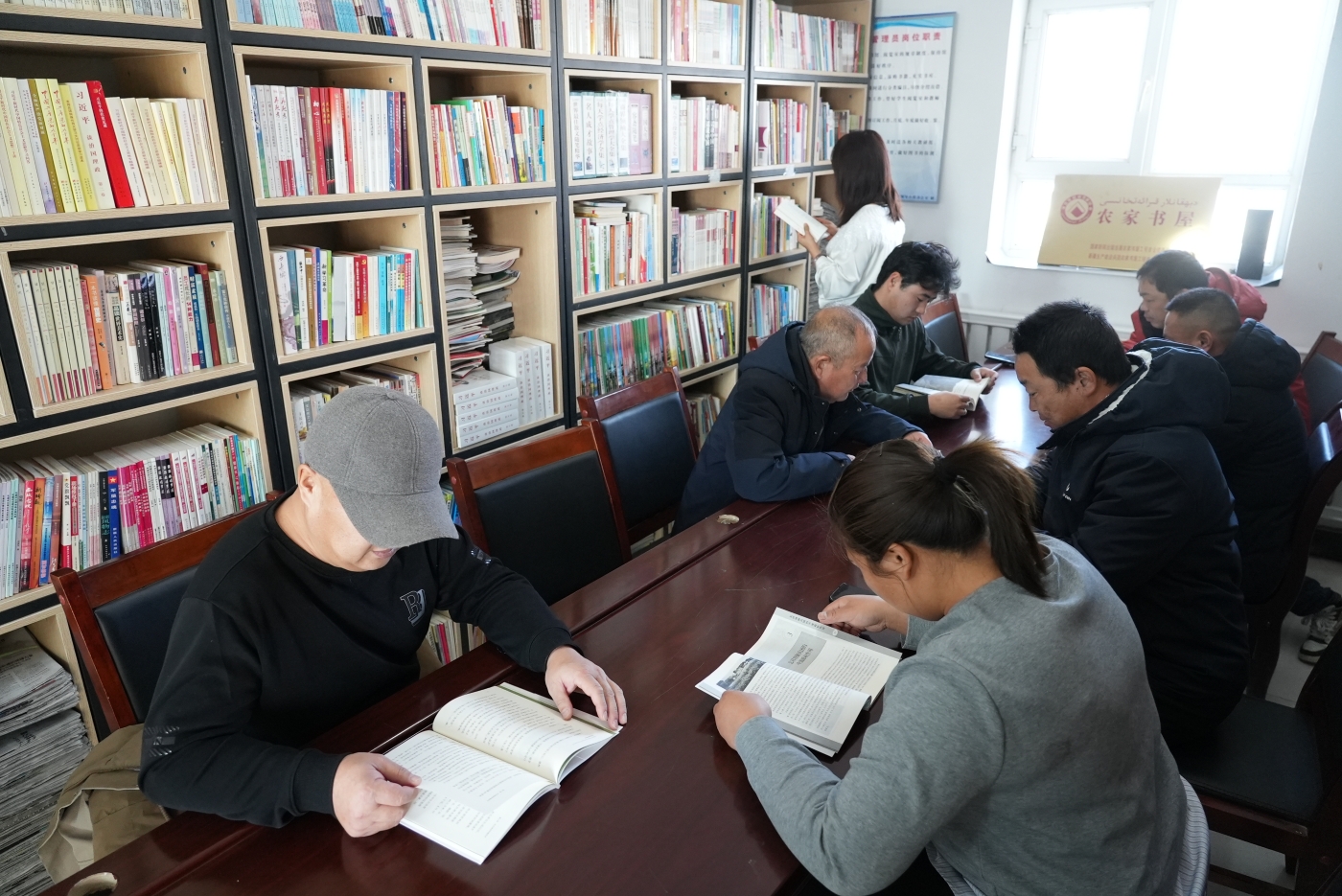 冬闲时，职工们在文化书屋“充电”“蓄能”。谢国庆摄