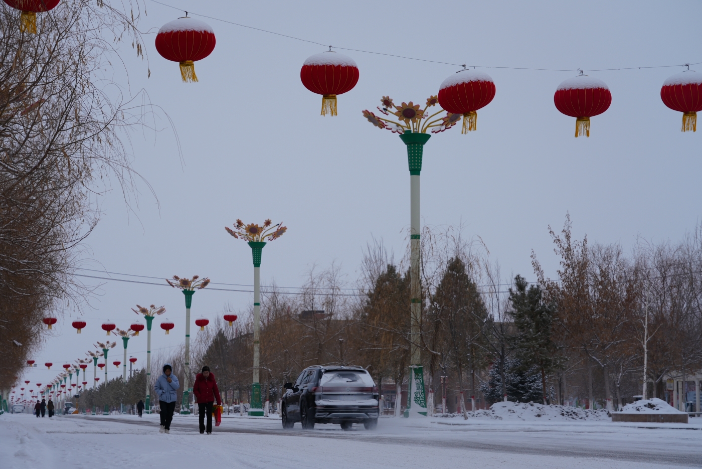 大红灯笼高高挂，节日气氛分外浓。谢国庆摄