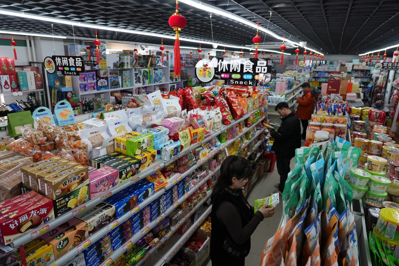 超市商店货源充足，节日商品琳琅满目。谢国庆摄