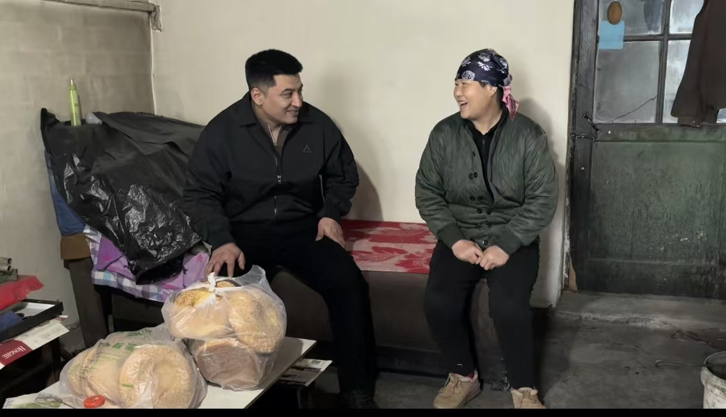 图3龙疆街道爱心商户亚胡江·阿哈提与社区开展“馕香暖冬岁 同心迎新春”慰问活动 图3龙疆街道爱心商户亚胡江·阿哈提与社区开展“馕香暖冬岁 同心迎新春”慰问活动