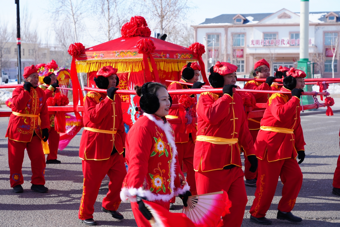 花轿迎亲。谢国庆摄