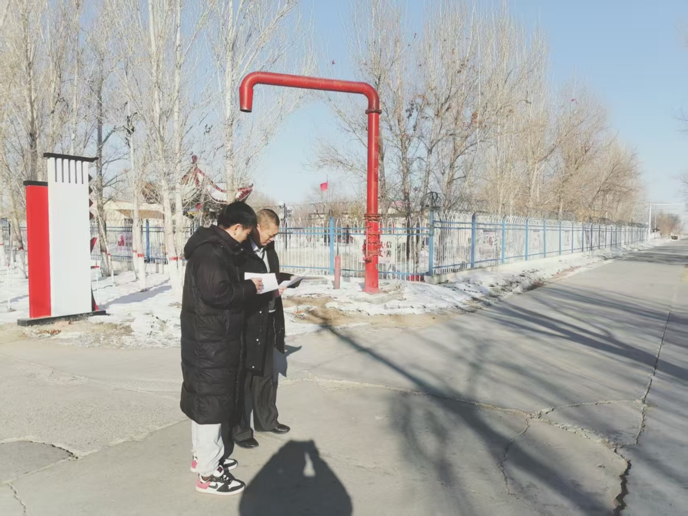 2月28日，检查组人员在连队检查人居环境整治情况。谭新文摄